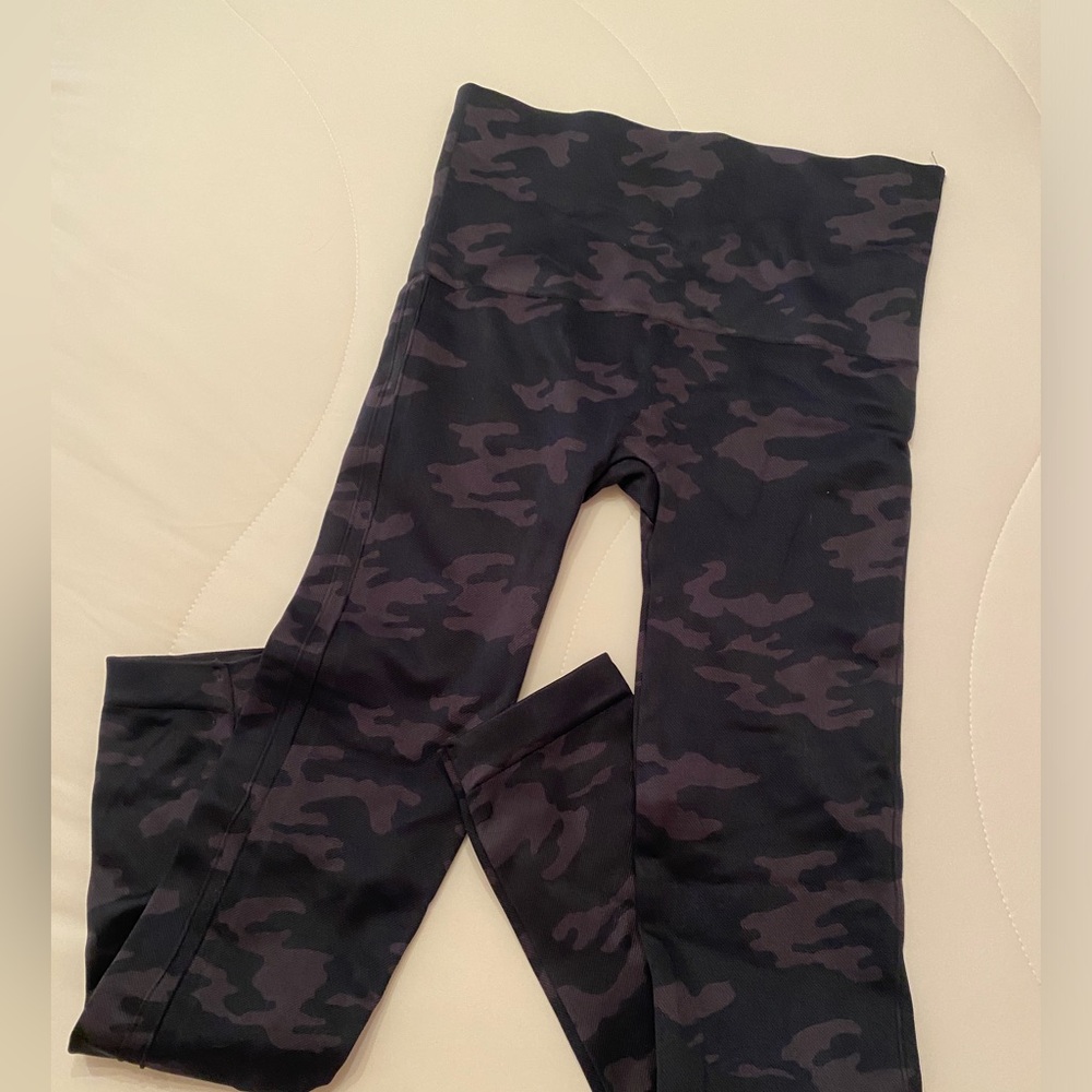 Medium Spanx camo leggings. Never worn. These run small.